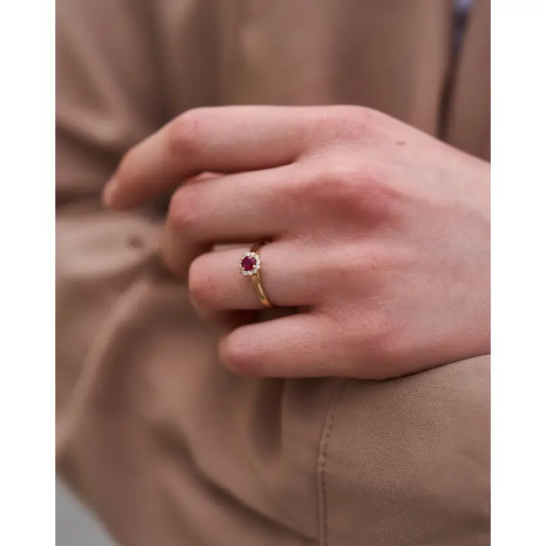 Pierścionek z rubinem i diamentami